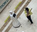 femme Une femme tabasse un robot