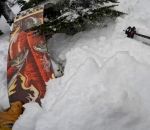 sauvetage coince Un skieur sauve un snowboardeur la tête en bas dans la poudreuse