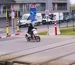 justesse passage Scooter vs Train à un passage à niveau (Belgique)
