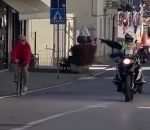 velo chute Un vieux à vélo vs Coureurs cyclistes