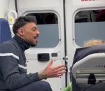 enfant Un ambulancier chante pour rassurer une fillette