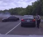 police accident policier Un policier évite le crash d'une voiture