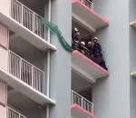 balcon femme Le filet anti-suicide des pompiers singapouriens