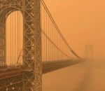 fumee feu Le pont de George Washington dans un brouillard orangeâtre
