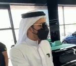 billet Un Emirati se fait plaisir dans une concession auto