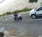 eau riviere Il aide deux femmes tombées à scooter #FAIL