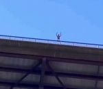 chien Base-jump depuis un pont
