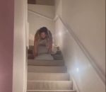 fail femme marche Descendre un escalier sur un coussin #FAIL