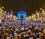 nouvel an telephone Fêter le nouvel an 2024 devant l'Arc de Triomphe