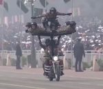 militaire Un défilé militaire indien acrobatique