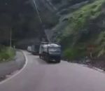 rocher Deux camions touchés par un éboulement au Pérou