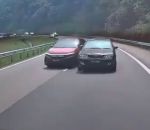 glissiere Road Rage entre deux voitures sur l'autoroute (Malaisie)