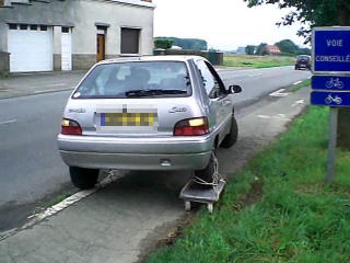 Une voiture sur une planche à roulettes