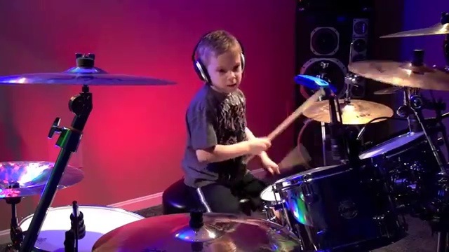 Un enfant de 6 ans joue Hot For Teacher à la batterie