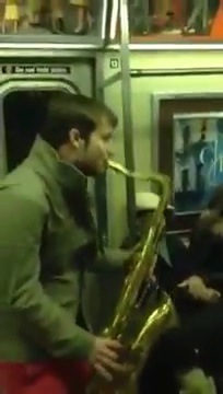 Joueur de saxophone endiablé dans le métro ! - Vidéo Dailymotion