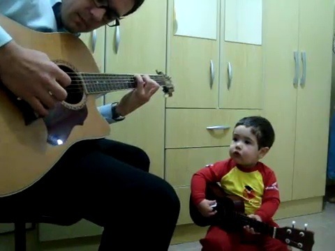 Un enfant de 2 ans chante Don't Le Me Down des Beatles