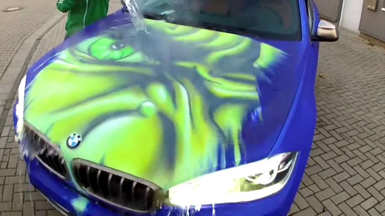 Une voiture BMW X6 se transforme en Hulk