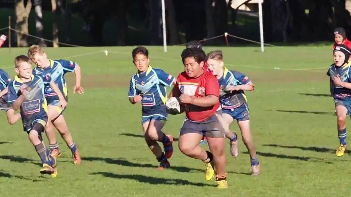 Un rugbyman de 9 ans détruit ses adversaires