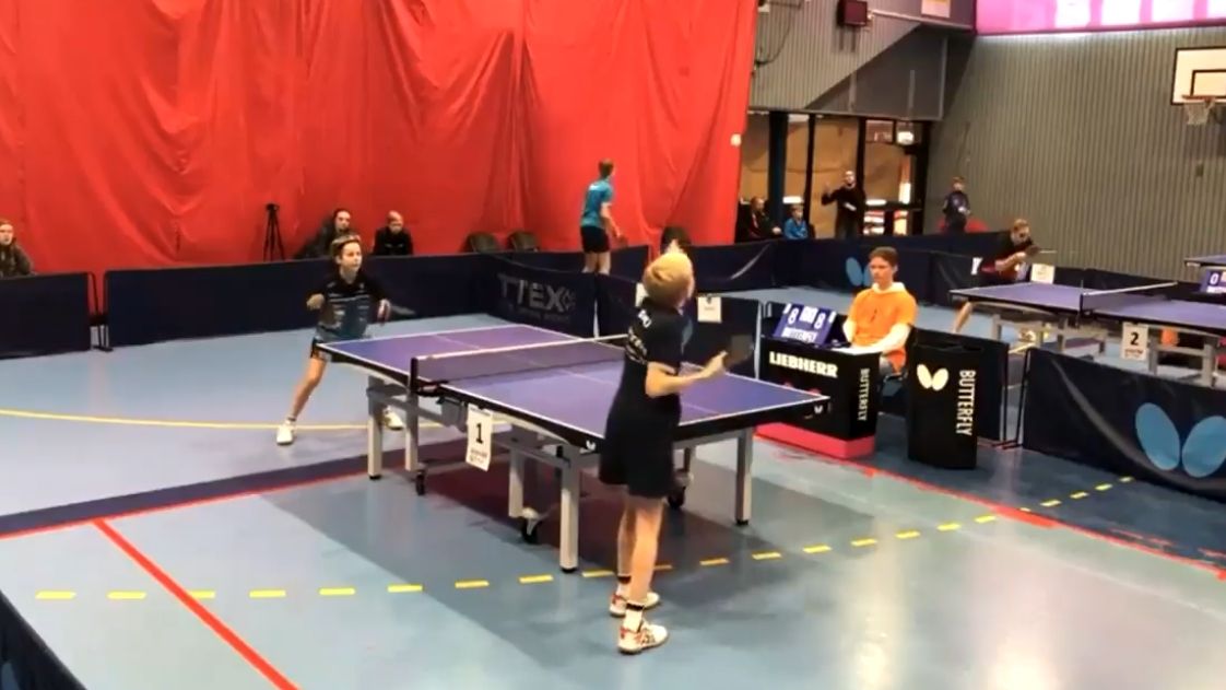 Deux enfants font un échange impressionnant en tennis de table (Suède)
