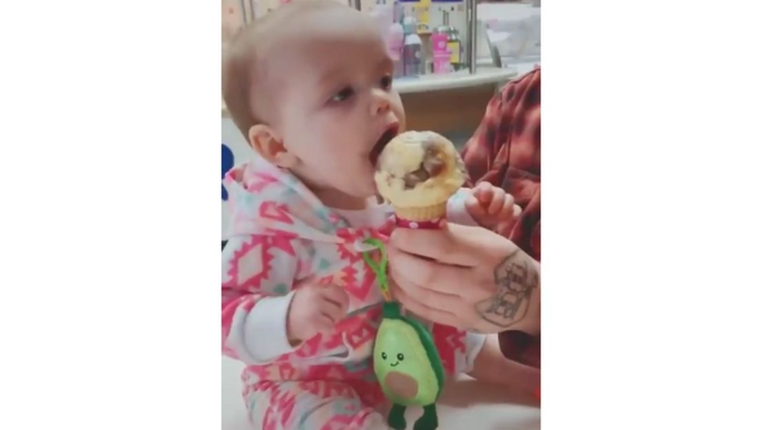 Un bébé aime la glace