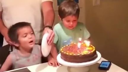 Empêcher un enfant de souffler les bougies d'anniversaire