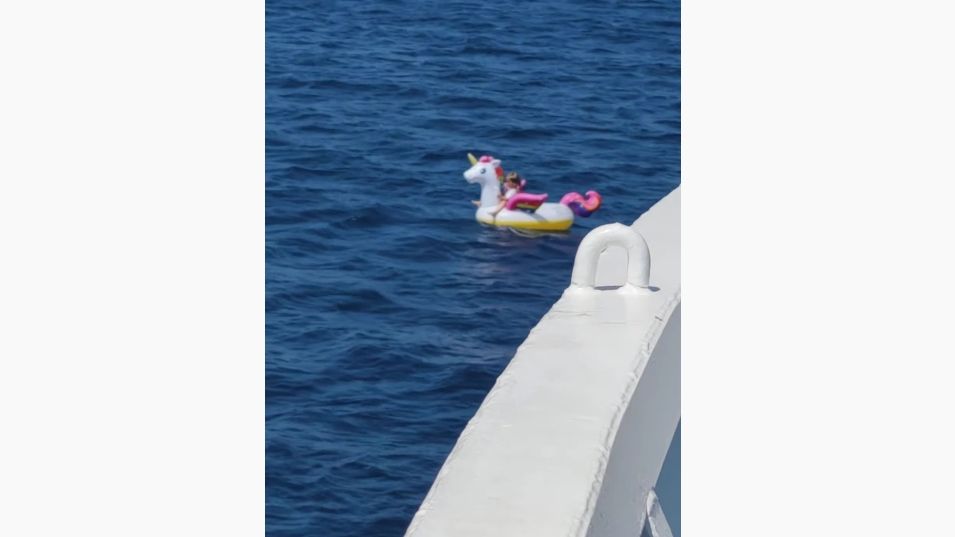 Une fillette de 4 ans dérive en mer sur sa bouée licorne, avant d'être  secourue par un ferry 