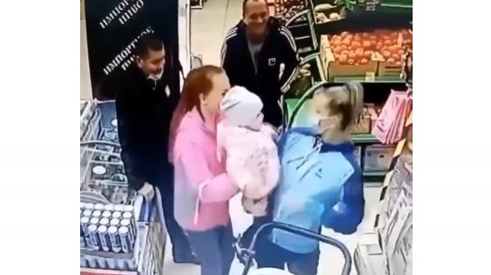 Les internautes prennent la défense d'une maman qui a oublié son bébé au  supermarché 