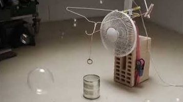 Machine à bulles avec un ventilateur