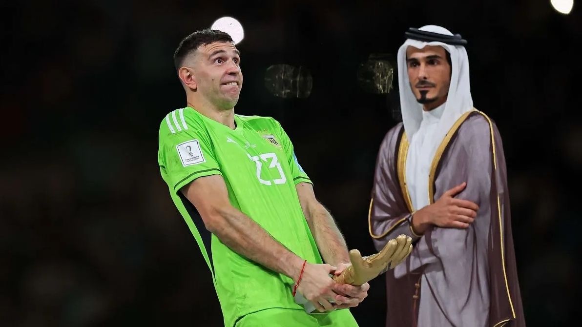 Emiliano Martinez célèbre son gant d'or (Qatar 2022)