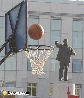 Lenine joue au basket