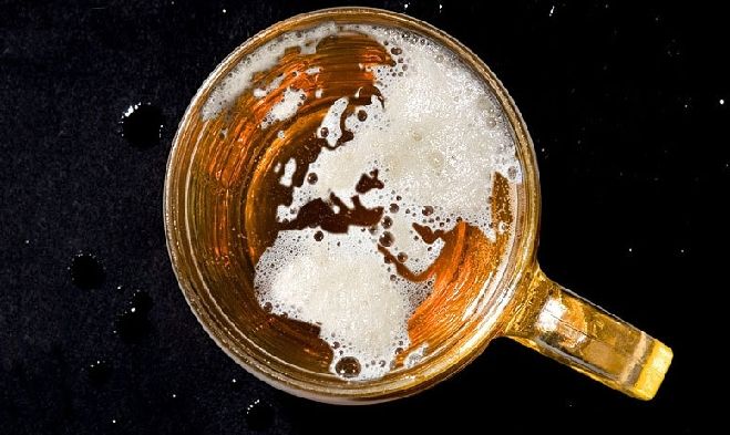 La carte du monde dans une bière