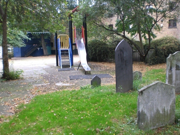 Un jardin d'enfants dans un cimetière