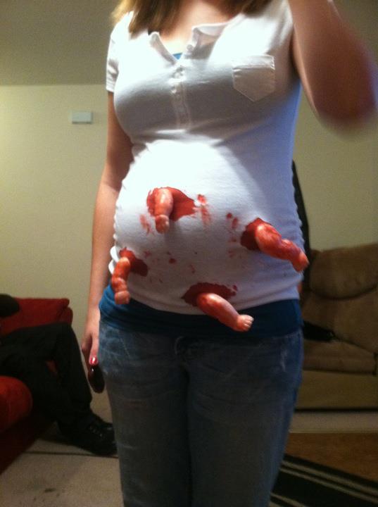 Costume gore de femme enceinte