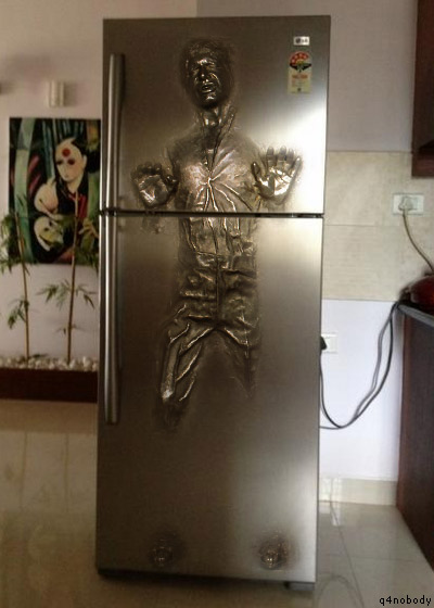 Han Solo cryogénisé sur un frigo