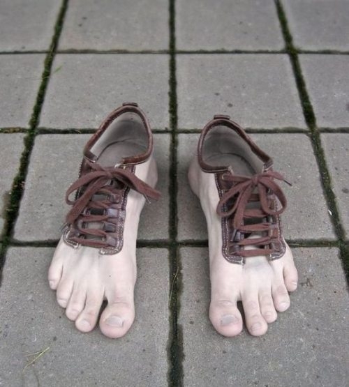 Des chaussures en forme de pied