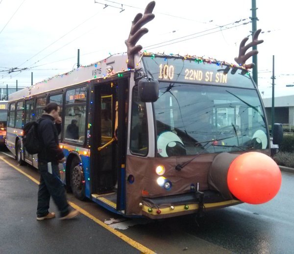 Un bus transformé en Rudolphe le renne au nez rouge 