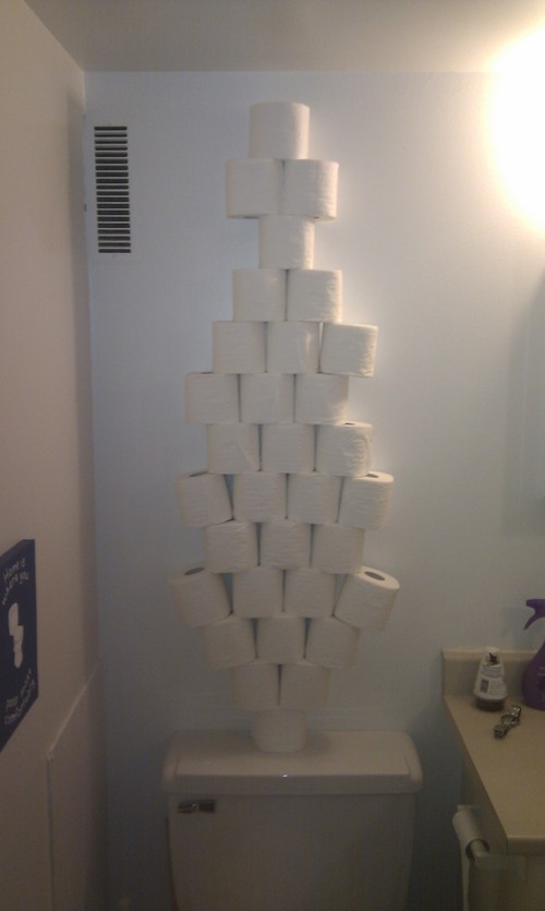 Pile de papier toilette en équilibre