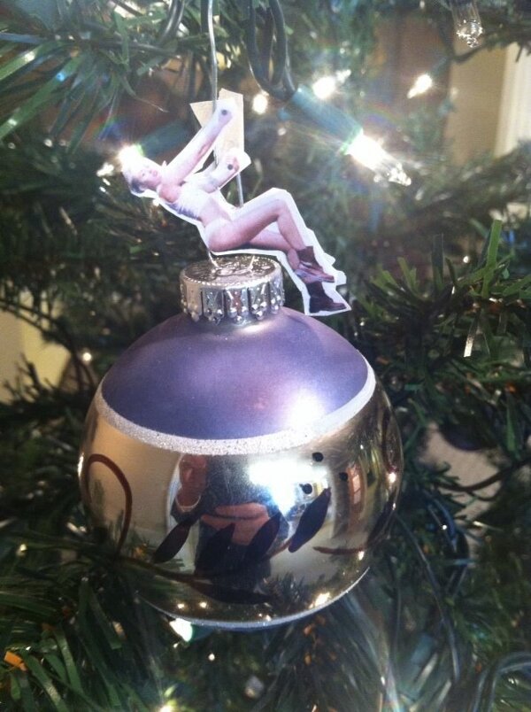 Miley Cyrus sur une boule de Noël