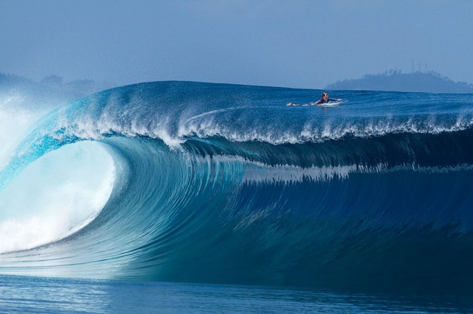 Un surfeur sur la vague
