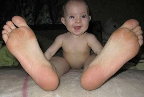 Bébé aux grands pieds