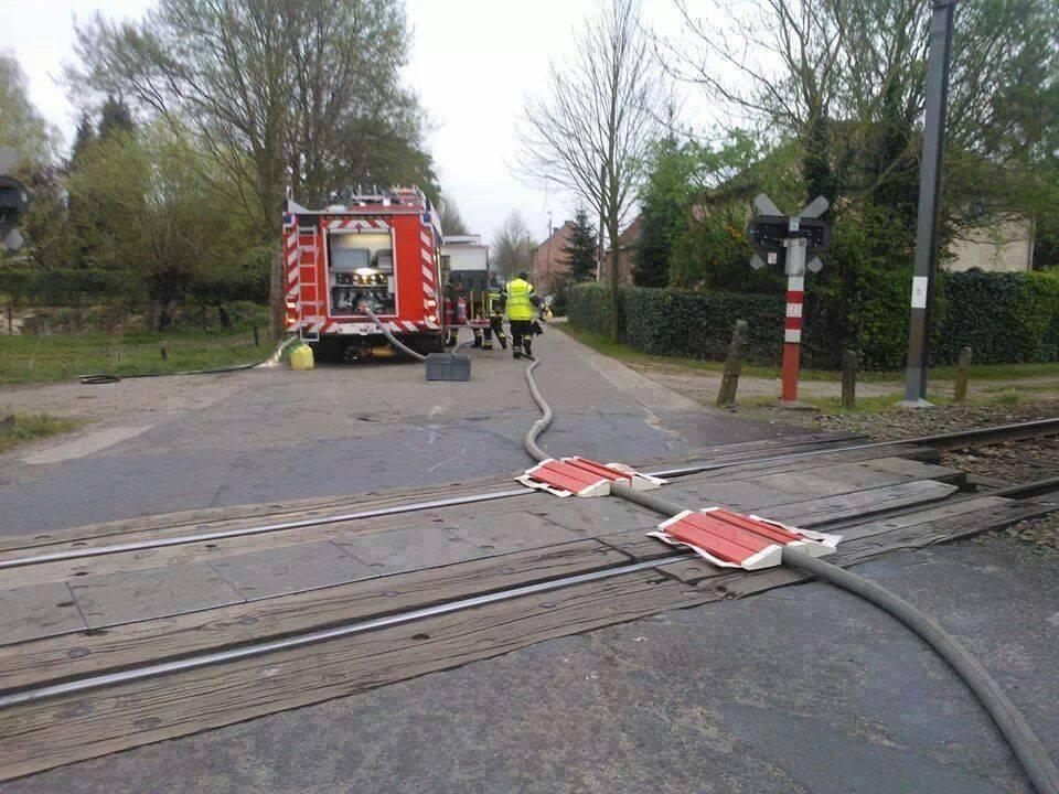 Régis pompier met un tuyau sur une voie ferrée