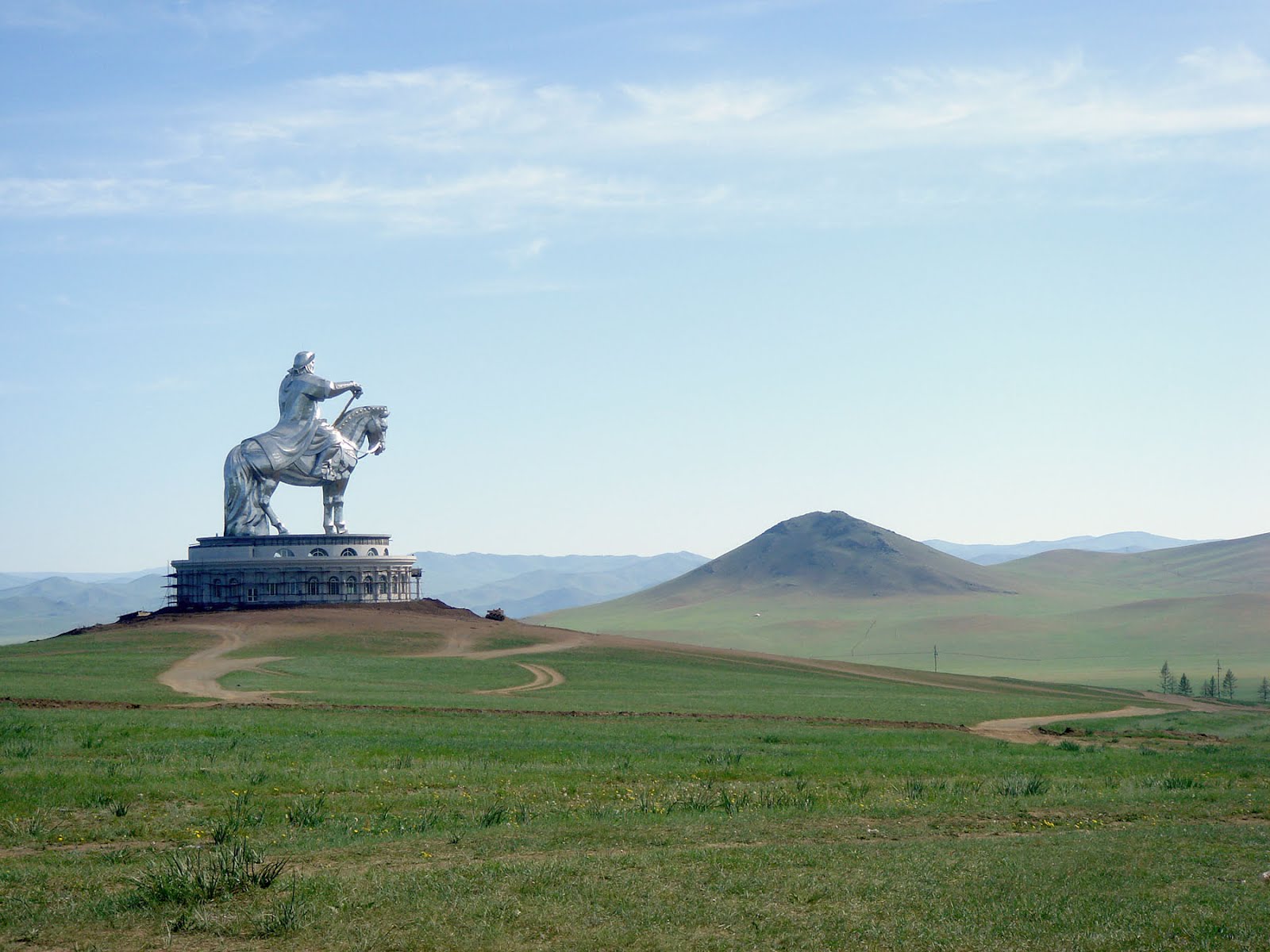 Statue de Genghis Khan dans les steppes mongoles