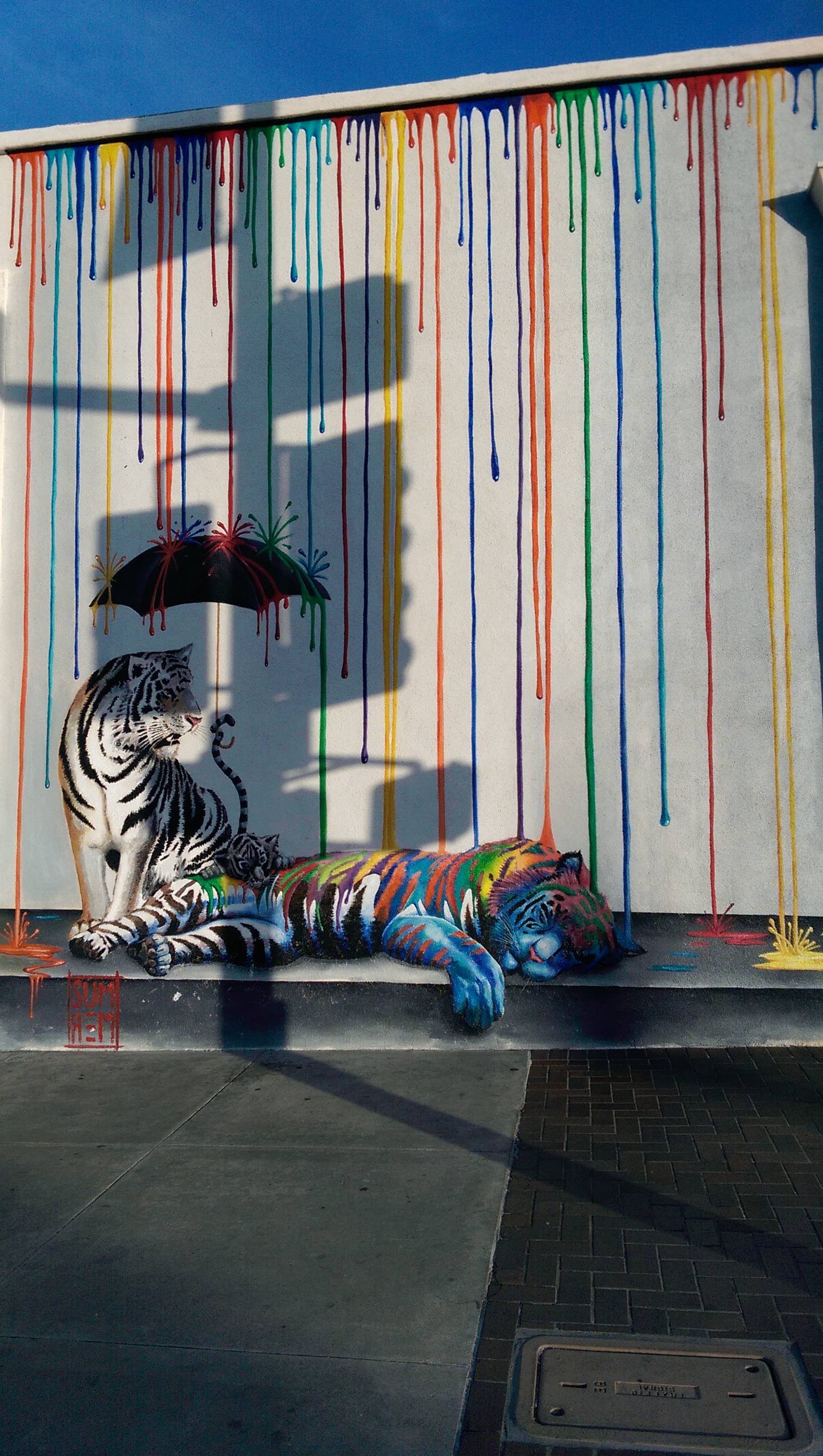 Des tigres sous une pluie de peinture