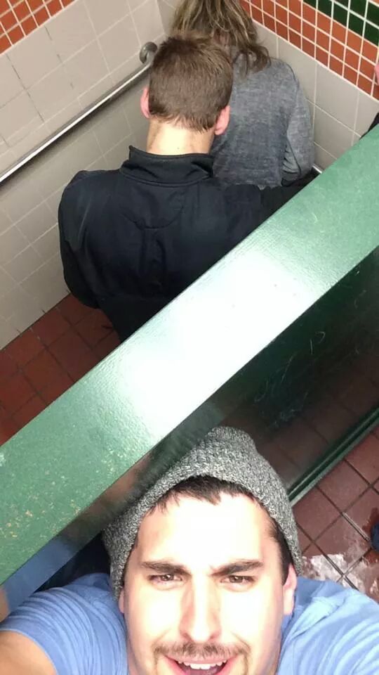 Selfie dans des toilettes publiques