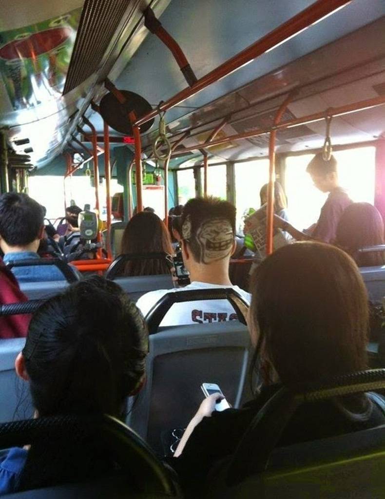 Coiffure Troll dans un bus