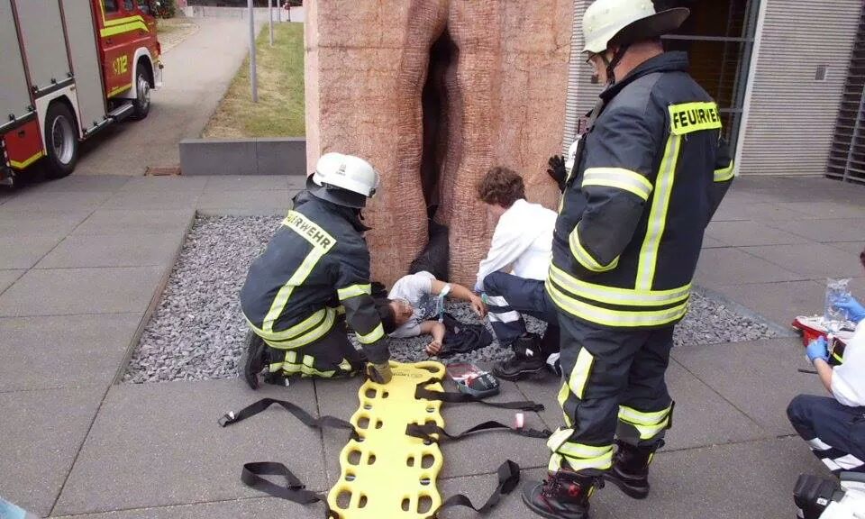 Un étudiant coincé dans une statue en forme de vagin