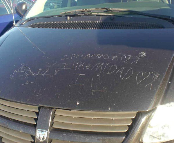 Message d'amour d'un enfant sur une voiture
