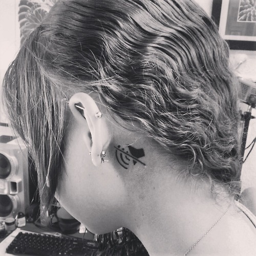 Sourde de l'oreille gauche, elle décide de se faire ce tatouage