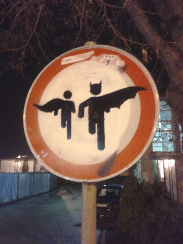 Batman et Robin dans un panneau de signalisation