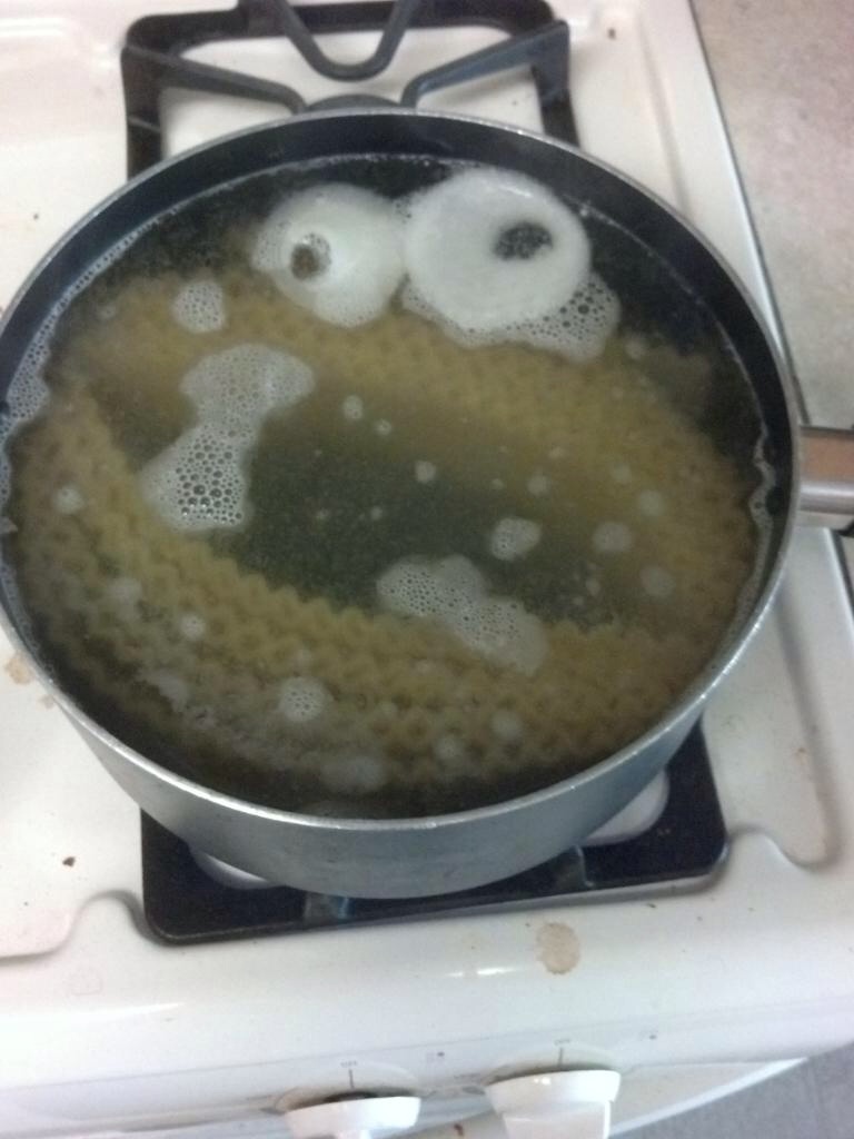 Cookie Monster dans une casserole de pâte